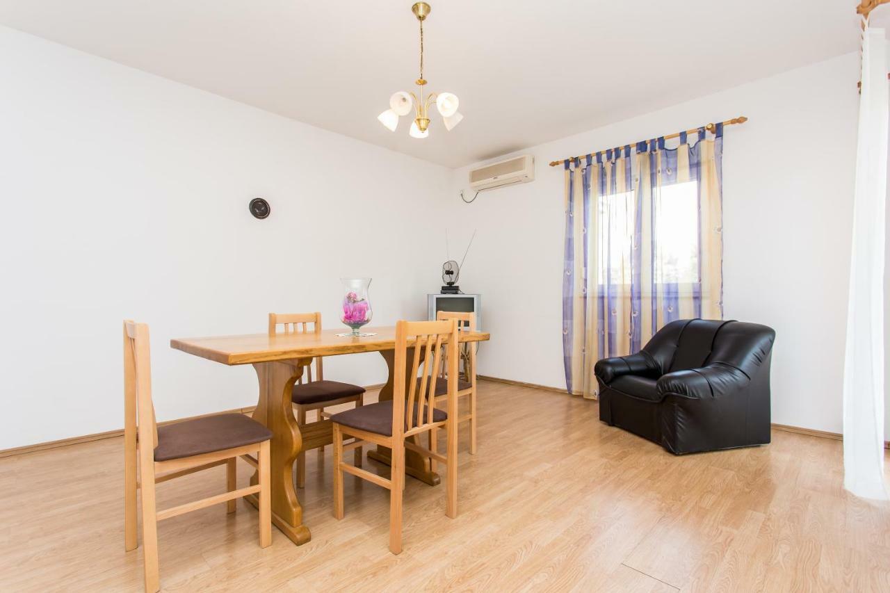 Apartman Justinic Šilo Exteriör bild