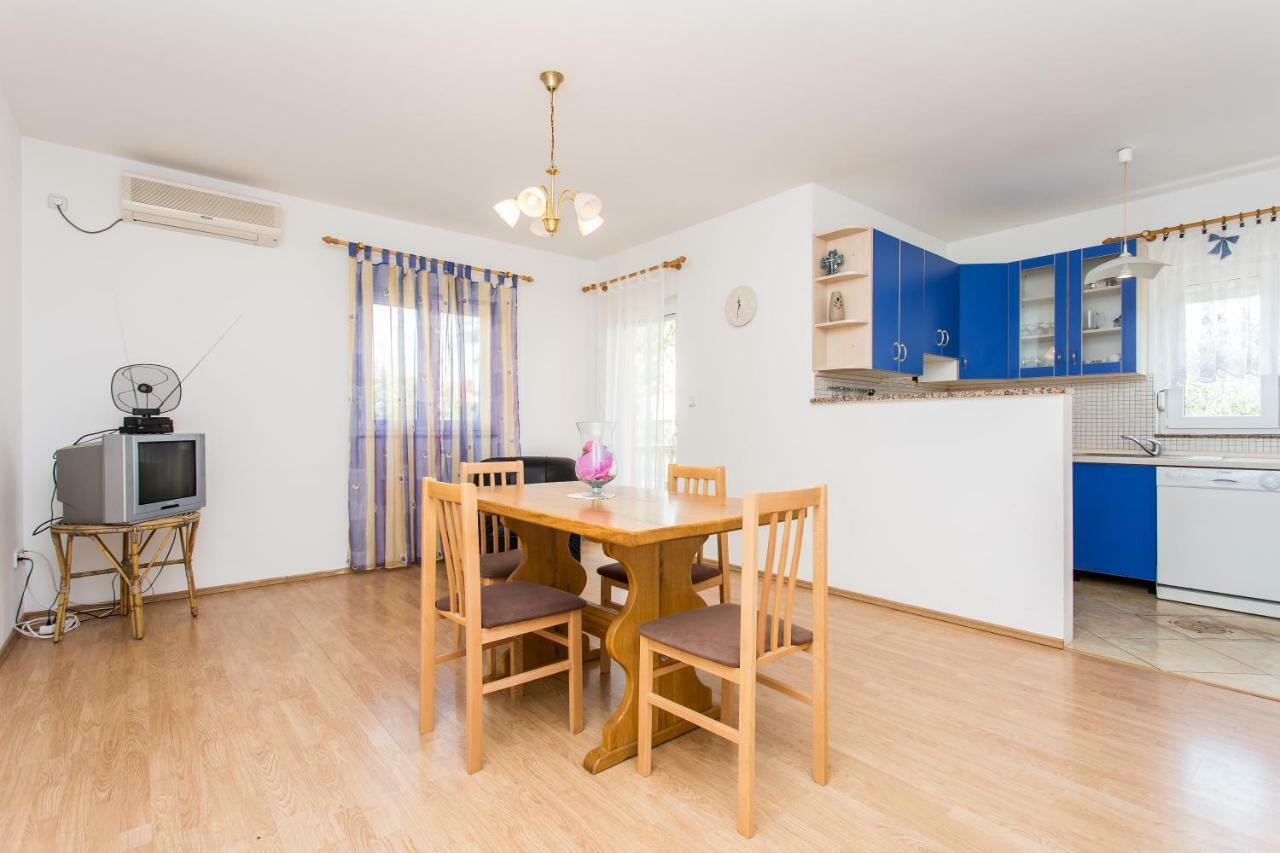 Apartman Justinic Šilo Exteriör bild